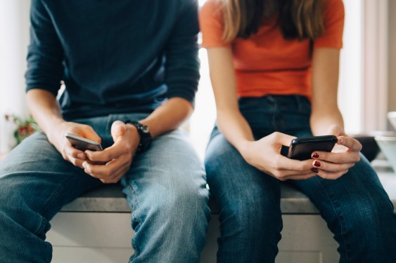 GettyImages 944229988 teens on phones